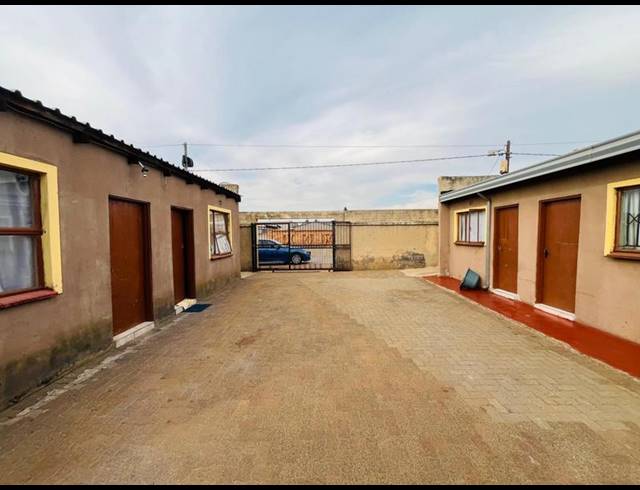 10 BEDROOM HOUSE FOR SALE IN BUHLE PARK